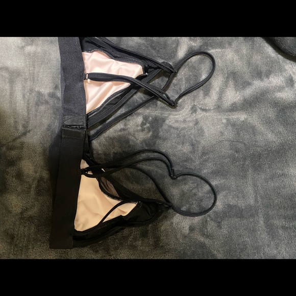 Cute cross lined bra - Picture 2 of 3